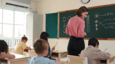 Zeki öğretmen sınıfta fikri açıklarken sevimli öğrenci ödevlerini kontrol ediyor. Not defterine bakıp matematik teorisinden çocuğa bahsederken sınıfta dolaşan çekici bir eğitmen. Pedagoji.
