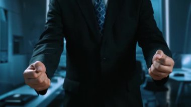 İş adamı, QC ve QA standartlarının karşılandığından emin olmak için katı kalite güvencesi protokolleri uyguluyor. Kalite güvencesi ile sertifikalı ürün mükemmelliğine ulaşmak. Kullanıcı Kimliği