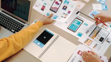 Mobil uygulama ya da web sitesi için kullanıcı arayüzü prototipi planlayan şirket çalışanlarının panorama videosu. UX UI tasarım beyin fırtınası kullanıcı dostu arayüz planı tasarlıyor. Sinerjik