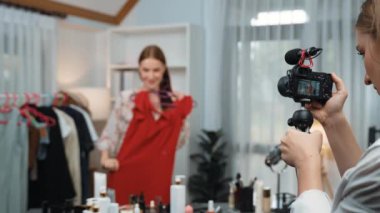 İki kadın nüfuzlu kişi canlı yayın yapan video klip eleştirisi kıyafetlerini sosyal medyada ya da blogda yayınlıyor. Stüdyo ışıklandırmalı mutlu genç kız çevrimiçi pazarlama oturumu yayını için..