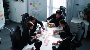 Toplantıda yapışkan notlar yazarak akıllı iş adamlarının beyin fırtınası fikrinin en üst görüntüsü. Bir grup profesyonel analist pazarlama stratejisi ve konferansta beyin fırtınası planlıyor. Takım çalışması. Müdürlük