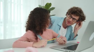 Mutlu baba başparmağını gösterirken tatlı Amerikalı kız kulağına kalem geçirip mühendislik komut yazmayı ya da masada dizüstü bilgisayar kullanarak yapay zeka üretmeyi açıklıyor. Beyaz bir baba okul kızıyla oynuyor. Pedagoji.