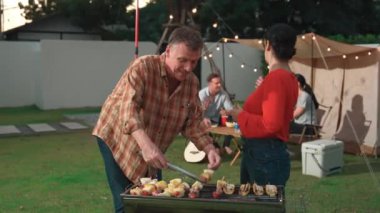 Aile hep birlikte bahçede kamp kurar, yaşlı bir çift barbekü yapar, yemek yer. Son sınıflar kamp faaliyetlerini kullanırlar, doğayla iç içe olurlar ve aile bağları arasındaki farkı yeniden bağlarlar. Uyumsuzluk.