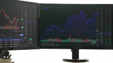 Hisse senedi borsası pazarlamasını analiz eden yavaş çekim şirketindeki yatırımcılar, kayıp için mum bar fiyatını analiz eden monitörlere bakıyor ve kazanç ve kâr elde ediyor. Filizlenen