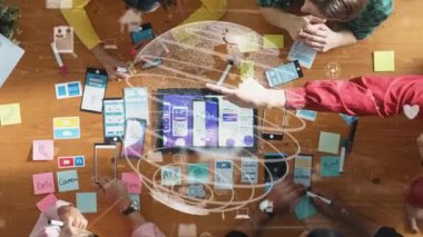 İletişim teknolojisi veya telekomünikasyon hologramı ile belgeye bakarken küresel ağ sistemi hakkında tartışan iş adamlarının yukarıdan aşağıya hava görüntüsü. Yaratıcı bir girişim. Cemaat.