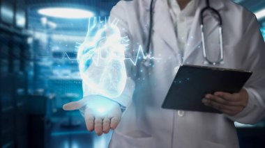 Elinde tablet olan ve kalp hologramını tutan zeki doktorlara yaklaş. Kalp ameliyatına hazırlanırken laboratuvar önlüğü kontrolünde ve kalp semptomu teşhisinde uzman bir tıp çalışanı. Kardiyoloji. İyileştirici.