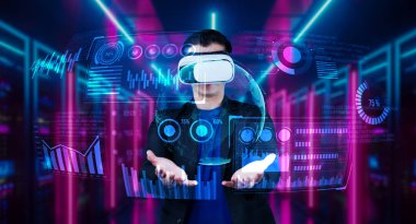 Proje yöneticisi veri merkezinde VR gözlük takarken mali hologram tutuyor. Artırılmış gerçeklik teknolojisi kullanarak pazarlama verilerine bakıp erişen profesyonel bir iş adamı. Yaratıcılık.