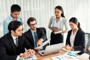 Modern ofis ortamında çalışan çeşitli etnik gruplardan çeşitli iş adamları. Üretken ve çok ırklı ofis çalışanları stratejik ticari pazarlama konusunda tartışmaya giriştiler. Çok titiz.