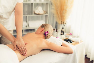 Kafkasyalı kadın müşteri stres önleyici spa masajının keyfini çıkarıyor ve lüks otel ya da oteldeki gündüz açık ortam güzellik salonunda güzellik teniyle eğleniyor. Sessiz.