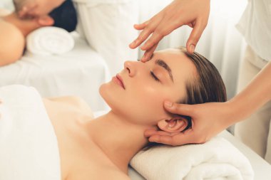 Kafkasyalı çift stres önleyici kafa masajının keyfini çıkarıyor ve lüks otellerde ya da otel spa salonlarında gündüz kaplıcalarında yüz güzelliği eğlencelerini şımartıyor. Sessiz.