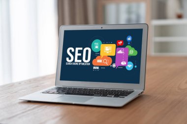 Model e-ticaret için SEO arama motoru optimizasyonu ve bilgisayar ekranında gösterilen çevrimiçi perakende işi