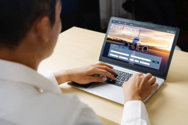 Online uçuş rezervasyon sitesi mod rezervasyon sistemi sağlar. Seyahat teknolojisi kavramı .