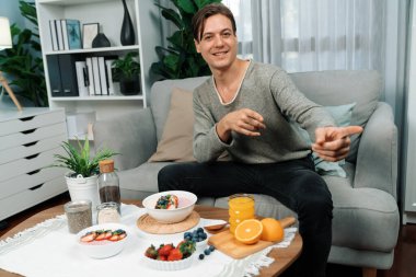 Akıllı beslenme yayıncısı kamera görüntüsü veriyor. Kanalda meyveli yoğurt ve portakal suyu içeren sağlıklı yoğurt malzemelerini sunuyor. Her öğünde vitamin ve lifin faydalarını açıklıyor. Bireysel.