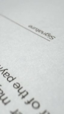 İş adamı, ofis masasındaki sözleşme kağıdına yakın görüş için imza attı. Hukuk, finans ve iş güvencesi kavramı.