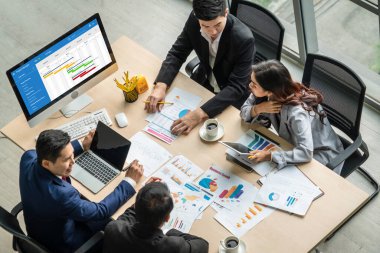 Ekip projesinin zaman çizelgesini gösteren bilgisayar ekranında, modern iş projesi yönetimi için proje planlama yazılımı