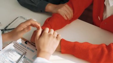 Çift, hastanede jinekoloğun doğum veya tıbbi danışmanlığına, doktor ve koca genç eşi randevuyla teselli ederken aile planlamasına katılıyor. Ağır çekim. Katı.