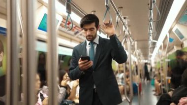 Kafkasyalı profesyonel proje yöneticisi trende bulanık bir geçmişle beklerken saate bakıyor. Profesyonel bir iş adamı, etrafı insanlarla çevrili bir yatırımcı için yöneticiyi arıyor. Sevinçli..