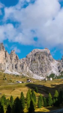 Dolomites İtalya 'nın Güney Tyrol bölgesindeki Pizes de Cir Ridge, Batı Dolomitleri - İtalya doğa gezisi ve açık hava etkinliği için turistik bir yer. Kuzey İtalya 'nın nefes kesici manzarası