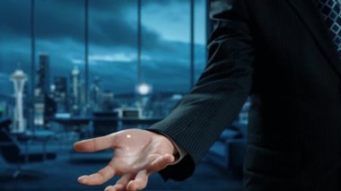 Verimli çalışma süreçleri için çevrimiçi belge dizinlerini yöneten iş adamı. Tüm önemli çevrimiçi belgelerinize kolayca güvenli ve hızlı bir şekilde erişim sağlayın. Kullanıcı Kimliği