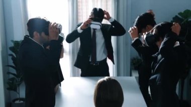 Profesyonel proje yöneticisi bilgisayar üzerinde çalışıyor ve iş adamlarına VR cam kullanarak finansal veri analizi veya holografik yazılım geliştirme yoluyla veri analizi yapıyor. Müdürlük.