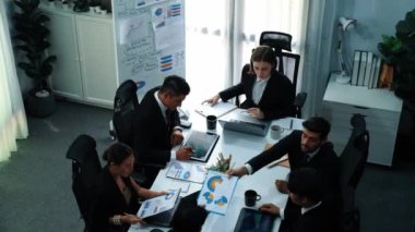 İş toplantısında kadın liderin mali istatistiklere bakması. Profesyonel pazarlama ekibi borsa yatırım grafiği ve planlama stratejisini inceliyor ve analiz ediyor. Takım çalışması. Müdürlük.