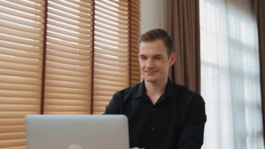 Genç adam internet bankacılığı için kredi kartlı dizüstü bilgisayar kullanıyor. İnternet üzerinden alışveriş yapıyor. Banka kartıyla modern ve kullanışlı online satın alma. Düzenle