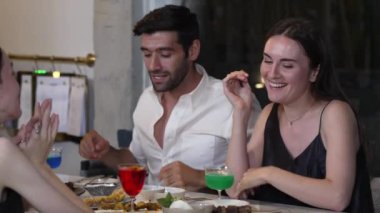 Lezzetli lezzetli yemekler çift ve arkadaşlara lüks mutfak yemeklerinde sunuluyor. Ana yemeğin tadını çıkarıyorlar. İçecekler unutulmaz. Vinosity.