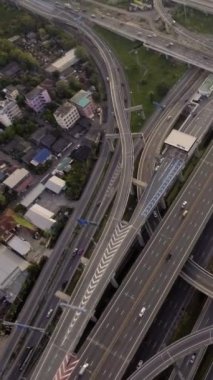 İHA ile alınan yoğun şehir trafiği ile karayolu kavşağının hava görüntüsü. Şehir otoyolu Bangkok 'un doğusundaki çevre yolunda, ulaşım ağında alındı..