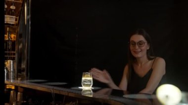 Güzel bir kadın limon dilimli cin kokteyli içmeyi sever. Etrafı arkadaşlarıyla çevrili. Lüks gece klübünde yabancılarla coşkulu ve canlı bir gece partisi atmosferinde. Vinosity.