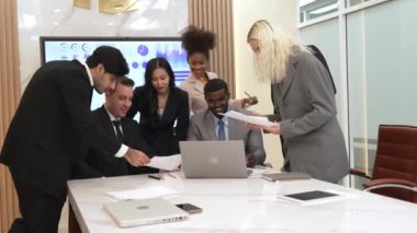 Çeşitli ofis çalışanları ve çalışanları mutlu ve heyecanlı hissediyorlar ve iyi takım çalışması ve olumlu tutumları nedeniyle kutlama yapıyorlar. Süslü işyerlerindeki iş başarısına katkıda bulunuyorlar.