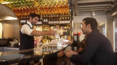 Lüks barlarda cin kokteyli ya da tonik servisi yapan zeki barmenlere odaklanmak, sıcak gece kulübünün arka planında VIP müşteri çiftiyle canlı sohbetler yapmak. Vinosity.