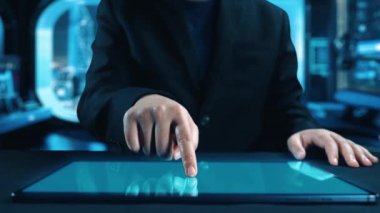 İş adamı iş büyümesi için ölçümleri değerlendirir, genişleme hedefleri koyar. İnovasyon ve strateji 2025 yoluyla sürekli iş büyümesini teşvik etme hakkında görüşler. Kullanıcı Kimliği