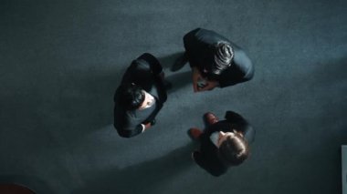 Çeşitli iş adamlarının yukarıdan aşağıya bakış açısı toplantı odasında ayakta durup kameraya bakarken pazarlama stratejisini açıklar. Bir grup zeki insan beyin fırtınası yapıp planı tartışıyor. Müdürlük.