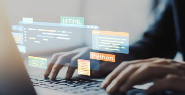 Yeni uygulama mobil telefon geliştirme için HTML, Python, Java ve C EIDE gibi çeşitli programlama dillerinin kodlama dijital örtüleri ile yazılım geliştirici veya programcı çalışması