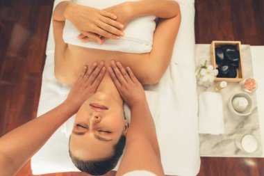 Panorama manzaralı kadın müşteri stres önleyici spa masajından zevk alıyor ve lüks otel veya oteldeki gündüz açık hava ortamında güzellik teniyle eğleniyor. Sessiz.