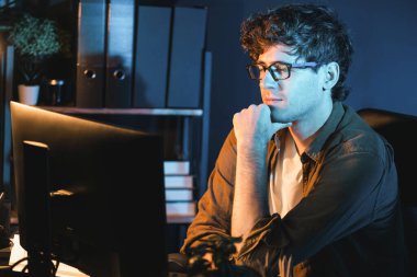 Genç işadamı, Neon Light Modern Ofis 'te yaratıcı bir başlangıç projesi için bilgisayara odaklanıyor. Düşünüyorum da, pazarlama ağı yaratıcıdan pazar kanalı tasarım konseptine çevrimiçi planlama. Toplayıcı.