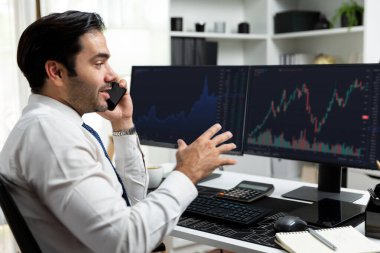 İki borsa yatırımıyla danışman ya da ortağı arayan tüccar işadamı, veri analizini yüksek kârlı dinamik teknoloji borsasına yatırım yapmak için karşılaştırdı. Tahmin et..