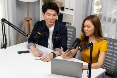 Gülücük saçan radyo etkili sunucuları, canlı yayında canlı yayında, sabah saatlerinde stüdyo kaydında dinleyicilere senaryo ve dizüstü bilgisayardan konuşan konu ortaklaşa soruyla birlikte. İnfobahn.