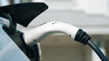 Elektrikli taşıt teknolojisi konut alanı ya da EV akü şarjı için ev şarj istasyonu olarak kullanılır. Gelecekteki çevre için temiz ve sürdürülebilir enerji ile çevre dostu ulaşım. Eşzamanlama