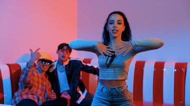 İspanyol dansçı çeşitli arkadaşlar birlikte dans ederken hareket eder. Mutlu profesyonel hipster el sıkışırken aynı zamanda çok kültürlü bir grubu destekliyor ve cesaretlendiriyor. Mutluluk.