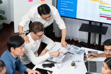 Analist ekibi toplantı odasındaki mali verileri analiz etmek için BI Fintech 'i kullanıyor. İş adamları, ticari öngörü ve stratejik pazarlama planlama için iş dünyası panelinin gücünü kağıt üzerinde analiz ediyor.