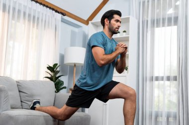 Atletik ve sporcu adam, vücut egzersizi sırasında evde sağlıklı fiziğe ve spor yaşam tarzına uyum sağlamak için hiçbir şey yapmıyor. Gaiety ev egzersizi antrenman konsepti.