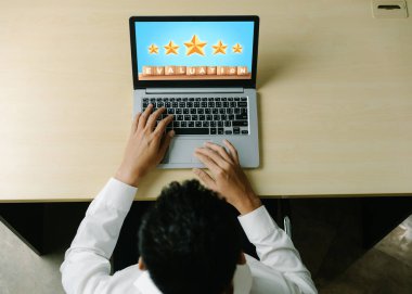 Pazarlama stratejisi planlaması için modem yazılım bilgisayarında müşteri memnuniyeti ve değerlendirme analizi