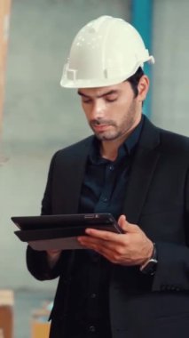 Fabrika müdürü depoda ya da fabrikada tablet bilgisayar kullanıyor. Sanayi ve tedarik zinciri yönetim kavramı .