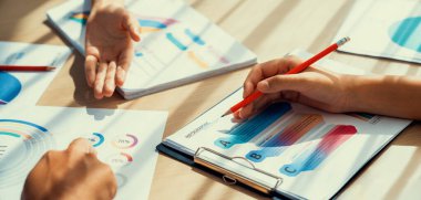 Şirket çalışanları birlikte çalışıyor, finansal veri raporları üzerine BI gösterge tablosunu analiz ediyor ve Panorama bayrağında ticari başarı için stratejik pazarlama planlıyor. Sinerjik