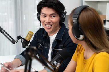 Gülümseyen radyo etkili sunucular, kulaklık takarak sosyal medya kanalından canlı yayın yapıyorlar ve sabah saatlerinde stüdyo kaydında dinleyicilere konu ve dizüstü bilgisayar üzerinden konuşuyorlar. İnfobahn.