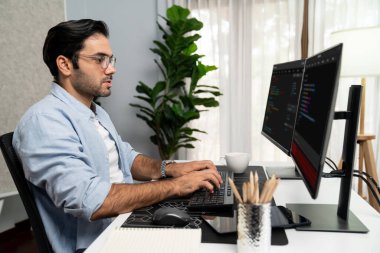 Akıllı IT geliştiricisi yazılım geliştirme kodlaması ile modern ofisteki iki bilgisayar kodlu bilgisayar sistemi üzerinde uygulama programı güncelleme çevrimiçi web sitesi yaratıyor. Tahmin et..