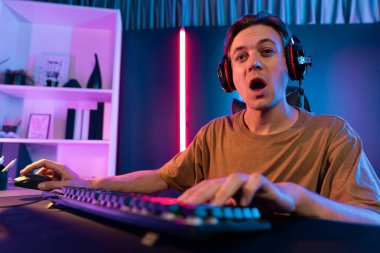 Kazanmak için çevrimiçi oyun oynayan akıllı flama makinesinin sunucu kanalı, neon ışıklı odada seçilen takım yarışması için izleyicilerle birlikte canlı yayında canlı yayında kulaklık takıyor. Bireysel.