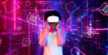 Çevresindeki geometrik şekle bakan kız metaevrende yüzüyor. Sanal dünyaya erişen mutlu genç ya da oyuncu VR kulaklık ve artırılmış gerçeklik teknolojisi kullanıyor. Teknoloji yeniliği. Yaratıcılık.