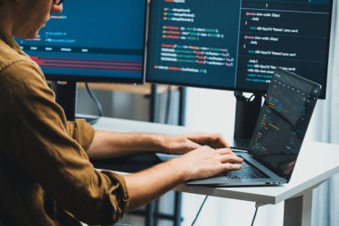 IT geliştiricisi, yazılım güncellenmiş yazılım sürümü kavramını yaratarak, kodlama uygulama ekranları üzerinde modern ev ofisteki pc monitörlerinde çevrimiçi yazılım geliştirme üzerinde çalışıyor. Toplayıcı.